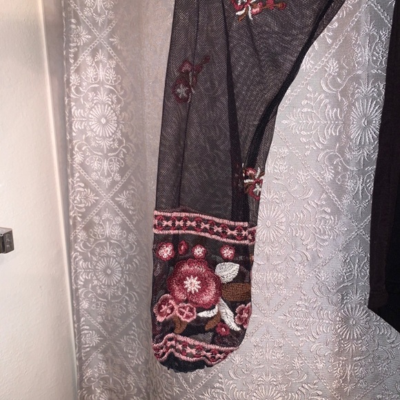 Long sleeve embroidered blouse. - Picture 3 of 3
